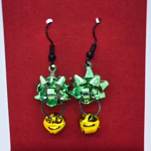 Handcrafted Green bow with gold bell christmas dangle earring - Picture 3 of 6